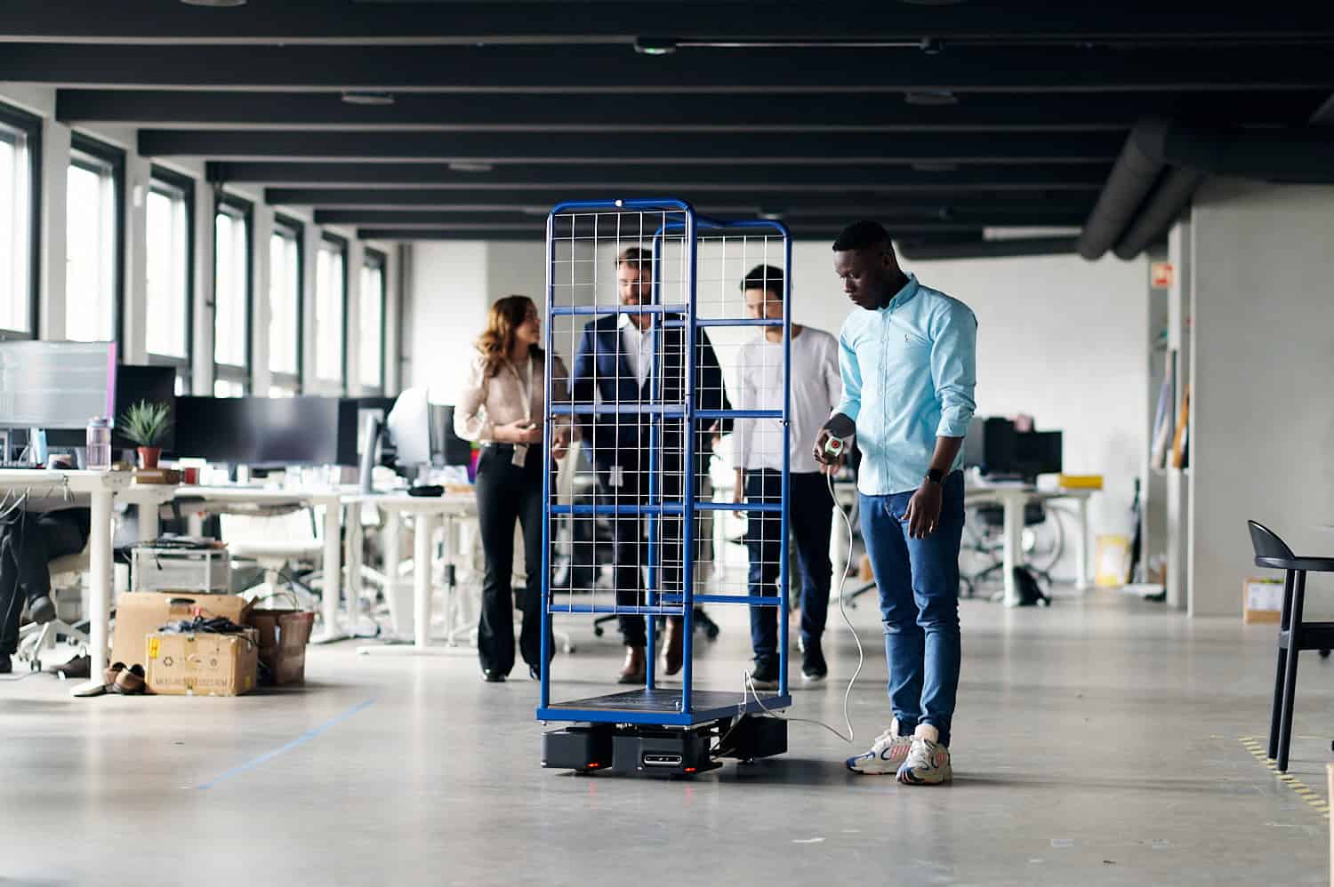 współpraca czlowieka z maszyną ludzi i robotów